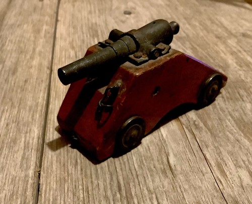 Cannon minature cast - cast, on
