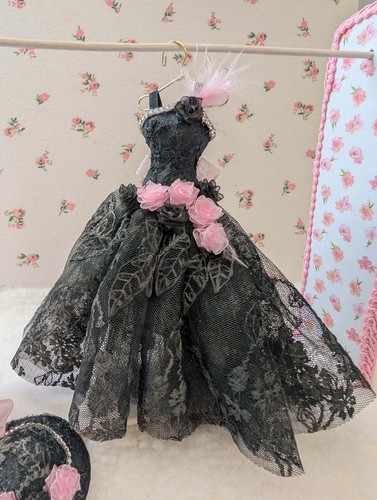 Scale handmade dolls house - dolls,