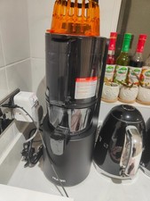 Hurom H200 Self-Feeding Slow Juicer in Black