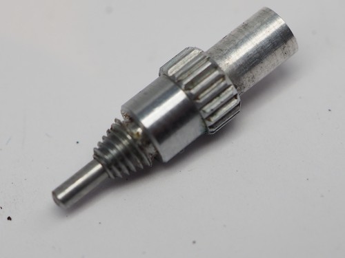 Screw shutter release - in,