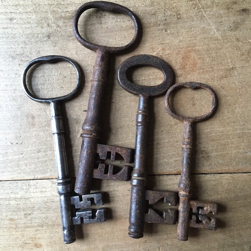 Antique keys old steel rim - 4,