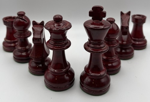 Black red staunton - red,