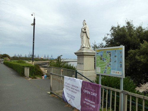 Photo 6x4 statue queen - statue, of
