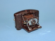 Rare 1936 Art Deco Coronet Vogue miniature folding camera in brown bakelite.