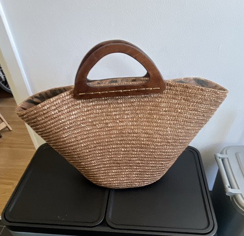 Woven straw oval - top, handle