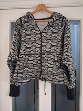 ZUMBA WEAR Grey+Black Geo Print Zip Up Cropped Sweatshirt Type Jacket L 40"
