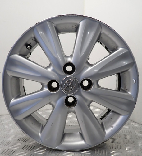 Toyota yaris silver alloy - 15",