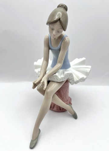 Nao lladro 1179 sitting - by,