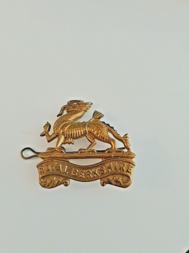 Royal berkshire cap badge - royal,