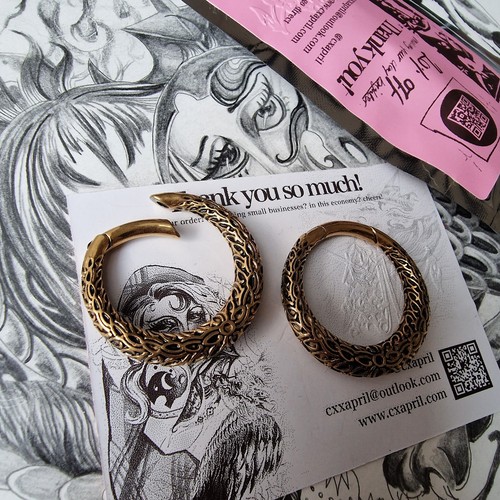 Gold hoop ear - ear, |