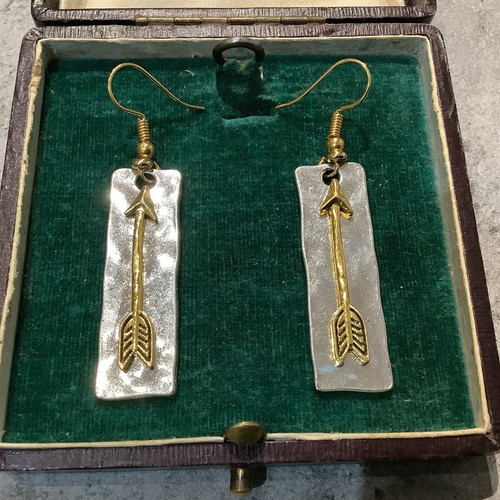 Golden arrow earrings - golden,