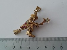 HEAVY ARTICULATED 9ct GOLD GEM ENCRUSTED WITCH ON A BROOMSTICK PENDANT 12.96grms