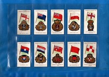 *SHIPS FLAGS & CAP BADGES*Full Set of 25 cards+Sleeves-Hignett Bros.-Exc