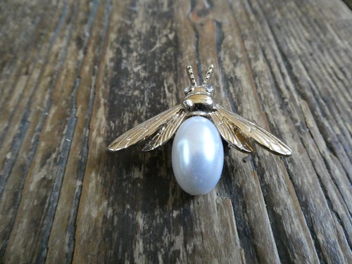 Modern goldtone bee-shaped