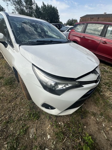 Toyota avensis front headlight - toyota,