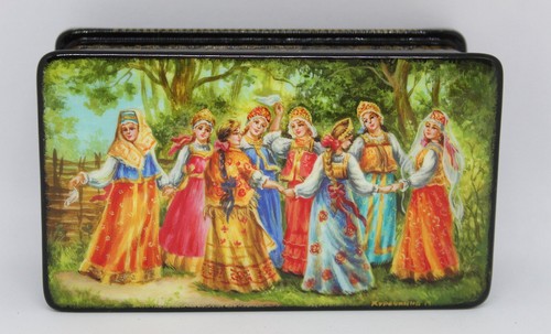 Lacquered trinket box hand - lacquered,