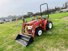 Kubota B14000 Compact Tractor with bucket