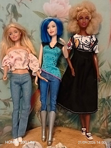 Bundle three barbies with - bundle,