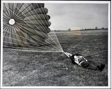 Female parachutist unfastens