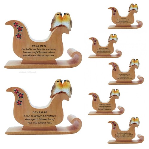 Wooden sleigh with - with, robins