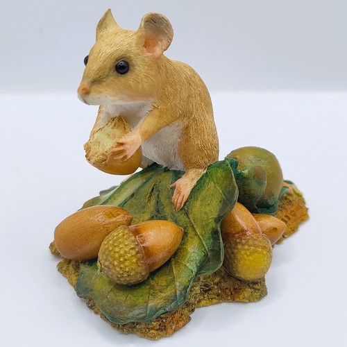 Mouse collecting acorns - collecting,