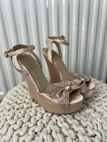 Faith women nude - faith, women’s
