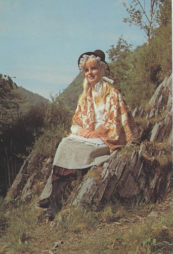 09890 postcard showing woman - -,