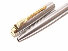 PARKER 45 FLIGHTER DELUXE BALLPOINT PEN. BRUSHED STAINLESS STEEL/GT.