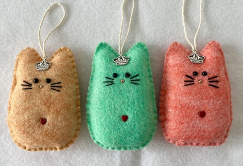 Felt cats crowns christmas - in,