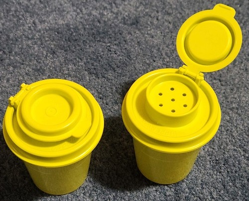Tupperware salt pepper - &,
