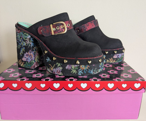 Ladies bed roses irregular - of,