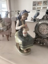 "Flower Harmony " Girl Hold Vase Vintage Figurine Porcelain By Lladro Spain 1983