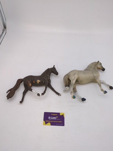 Pair breyer horse model - of,
