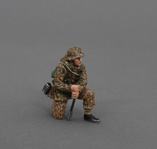 THOMAS GUNN SS194 - Kneeling