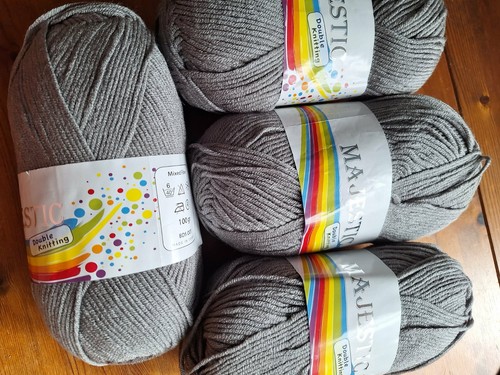 100gm balls majestic dk - 4,