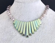 Multi-coloured/Green Tone