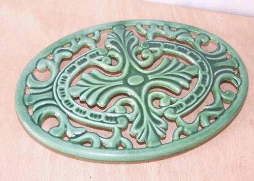 Green enamel trivet kettle - or,
