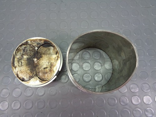 Cylinder and piston - piston, rear
