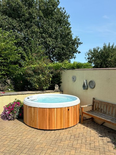 Nordic cedar hot tub - hot,