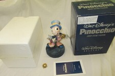 2000 Disney Gallery Pinocchio Jiminy Cricket Gallery Figurine Conscience Badge