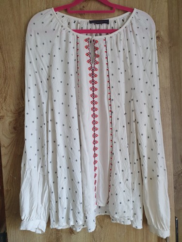 Lightweight modest top with - top,
