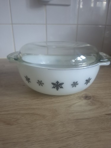 Pyrex snowflake black - snowflake,