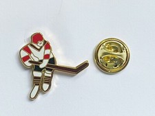 ICE HOCKEY PLAYER Metal Pin Badge P045