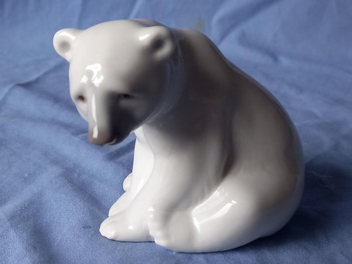 Lladro 1209 seated - 'seated', polar