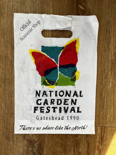 Collectable souvenir carrier - souvenir,