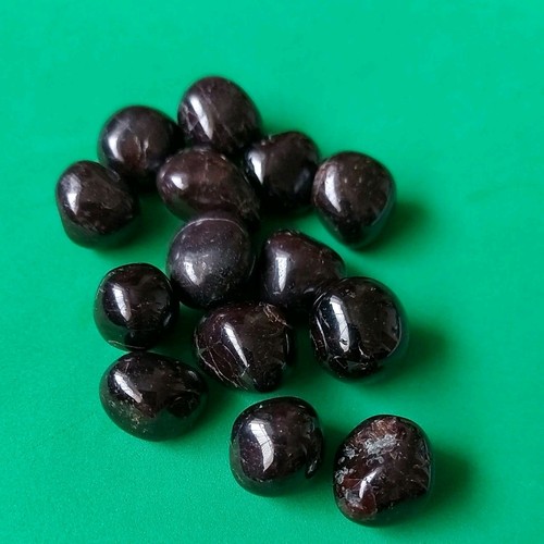 Garnet tumbled stone - garnet,, 1.5cm