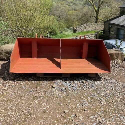 Tractor loading bucket - loading,