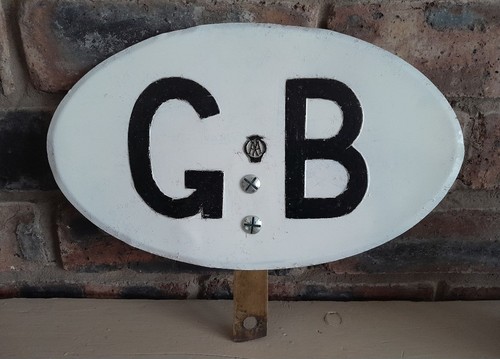 Vintage car tin badge - gb,