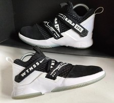 Nike Lebronb Boys Trainers Size 2.5 SOLDIER XIII FLYEASE GS YOUTH Junior 