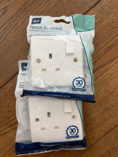 Nexus white moulded - white, single
